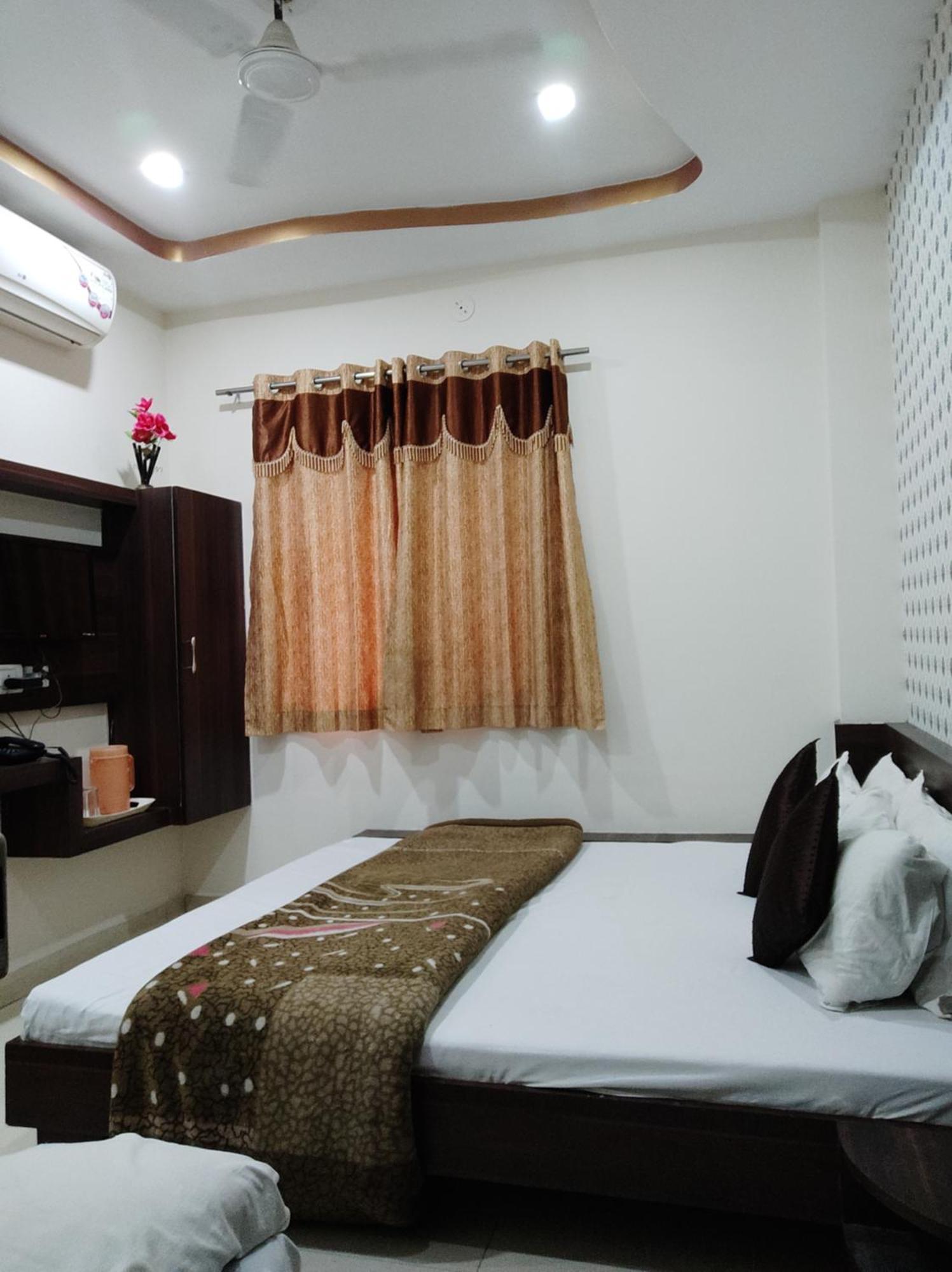 Hotel Vrandavan Palace Near Mahakal Temple اوجاين المظهر الخارجي الصورة